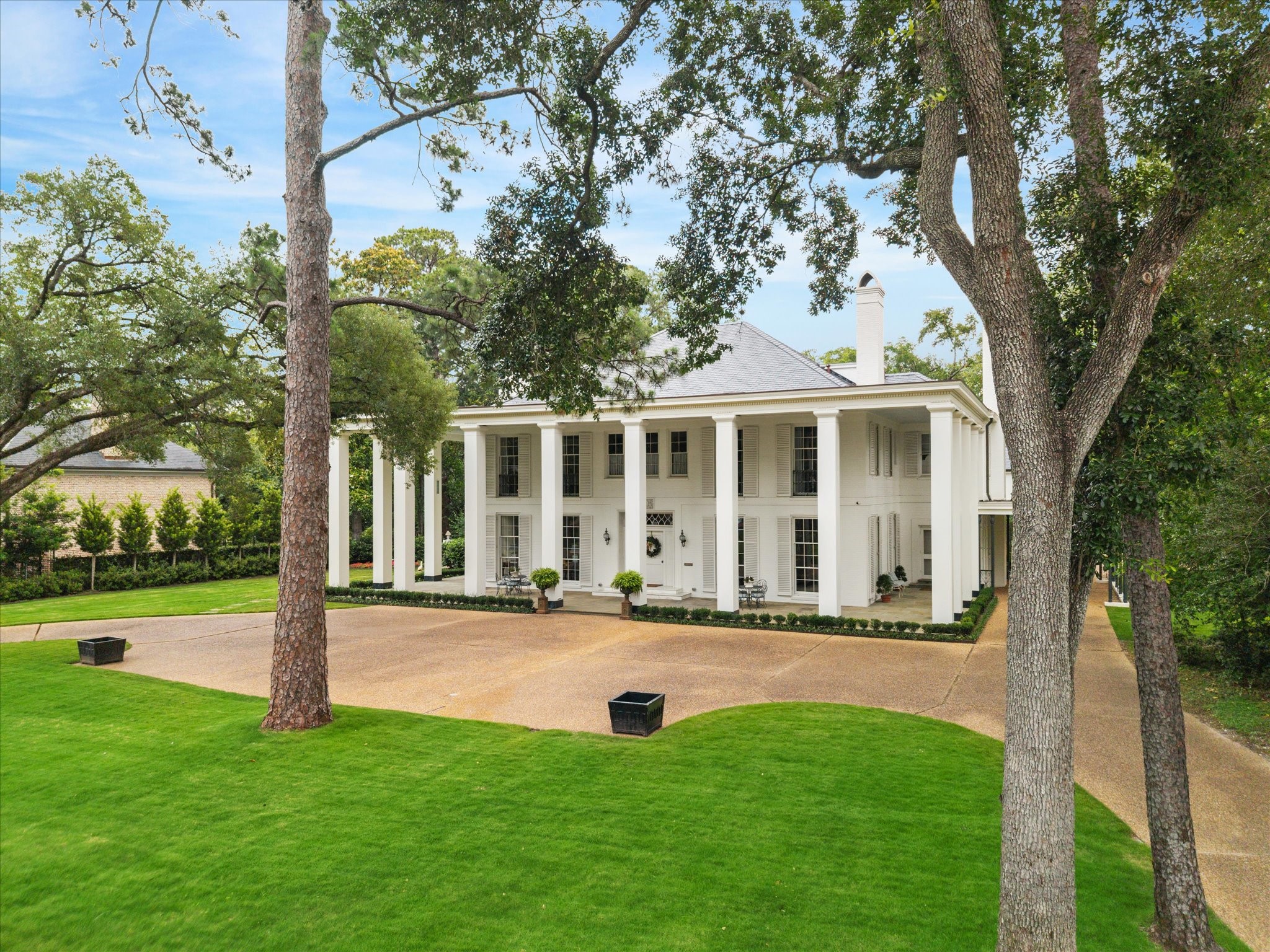 4019 Inverness Drive Houston, TX 77019 - Photo 47 of 49 a front view of a house with yard and green space