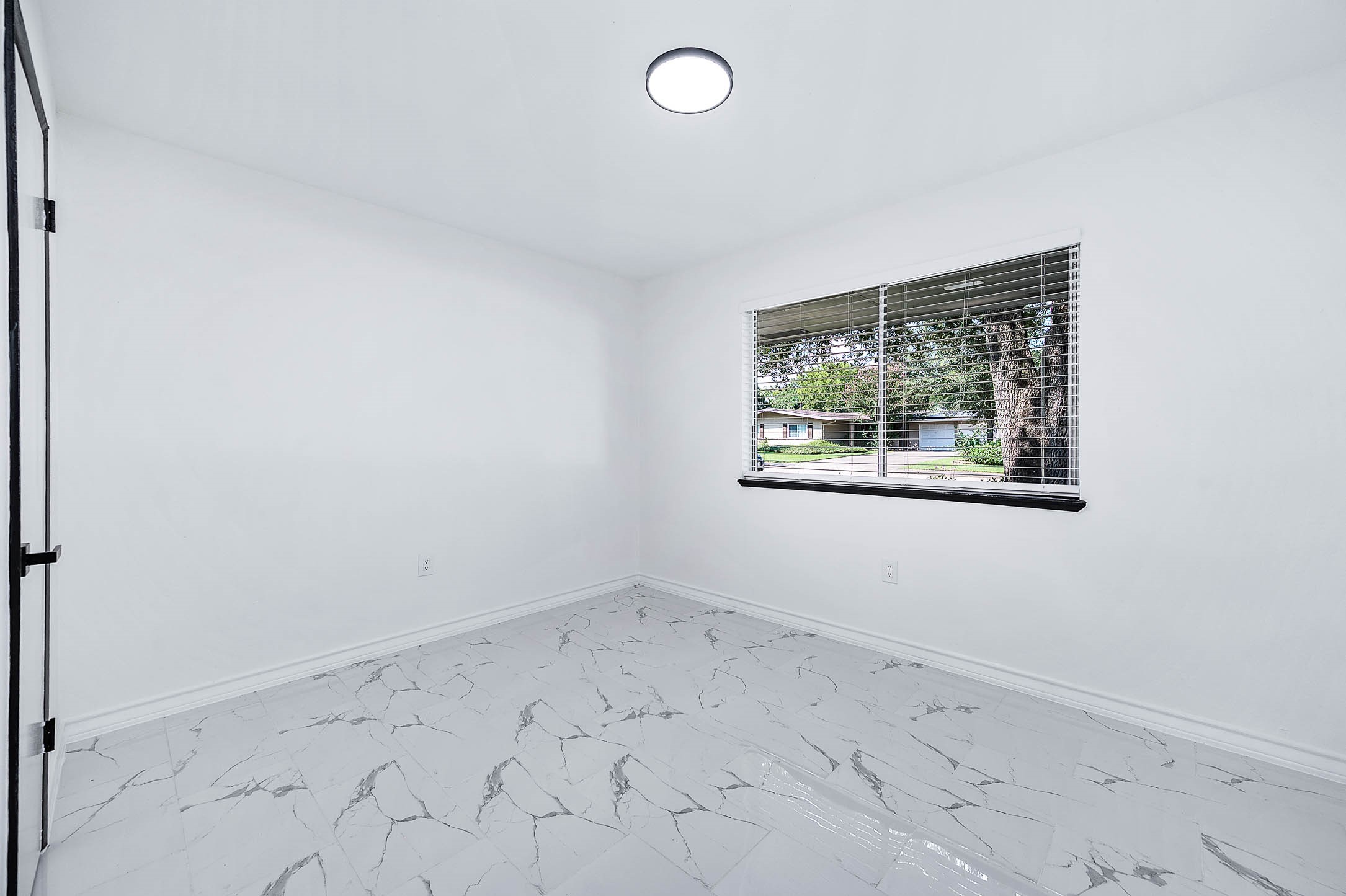 1616 Redway Lane Houston, TX 77062 - Photo 18 of 48 an empty room with a window