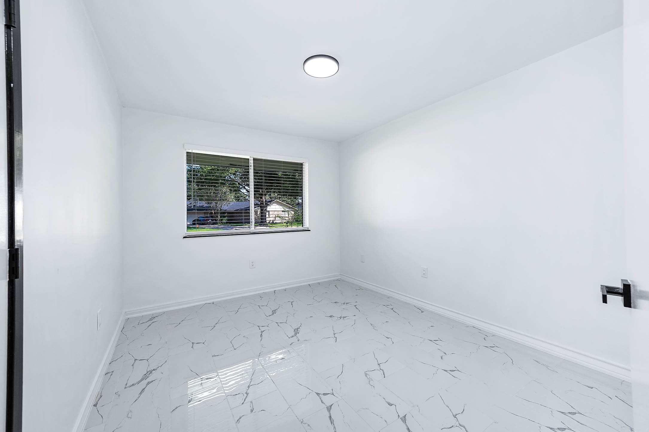 1616 Redway Lane Houston, TX 77062 - Photo 19 of 48 an empty room with a window