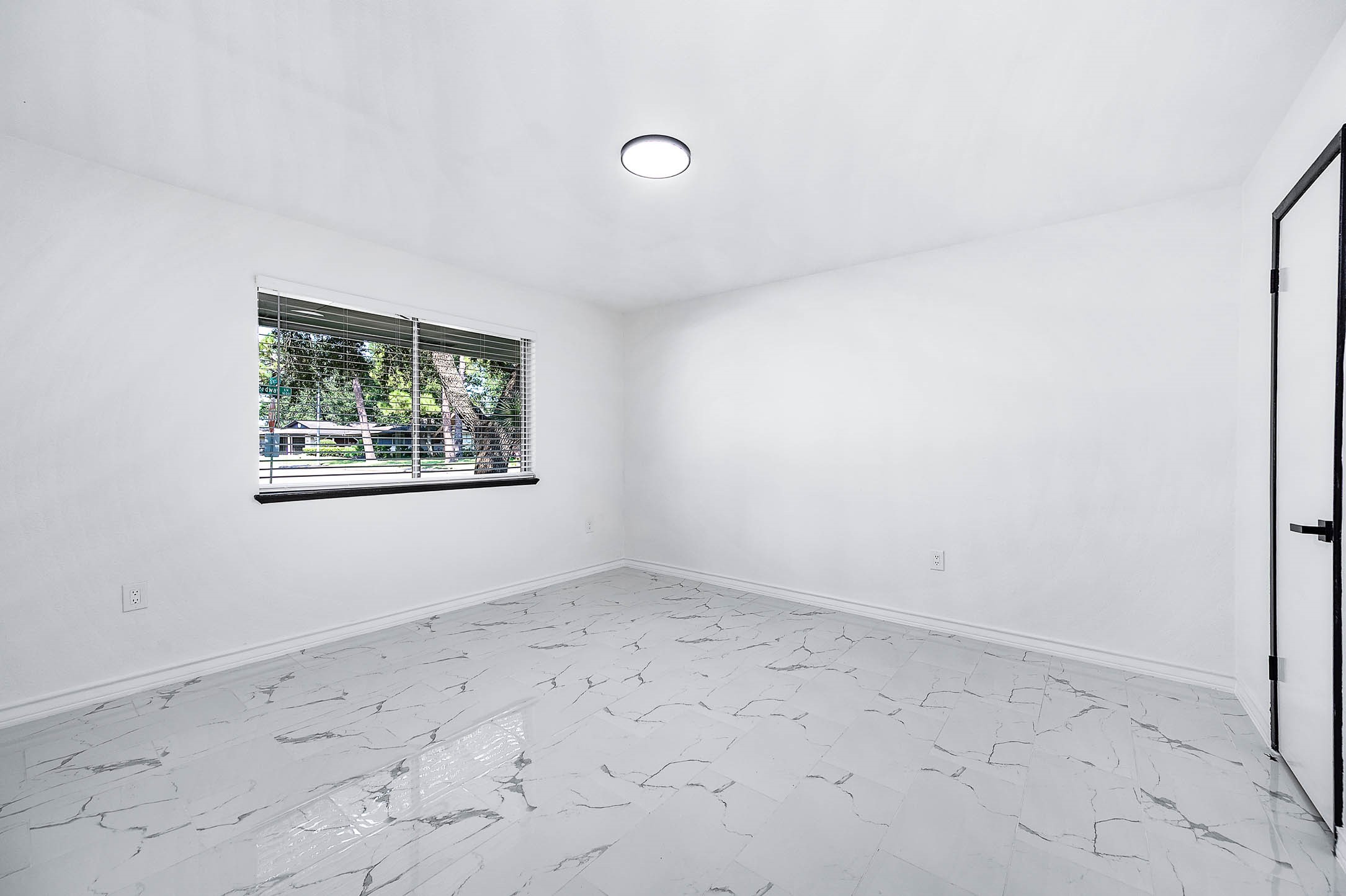 1616 Redway Lane Houston, TX 77062 - Photo 20 of 48 an empty room with windows