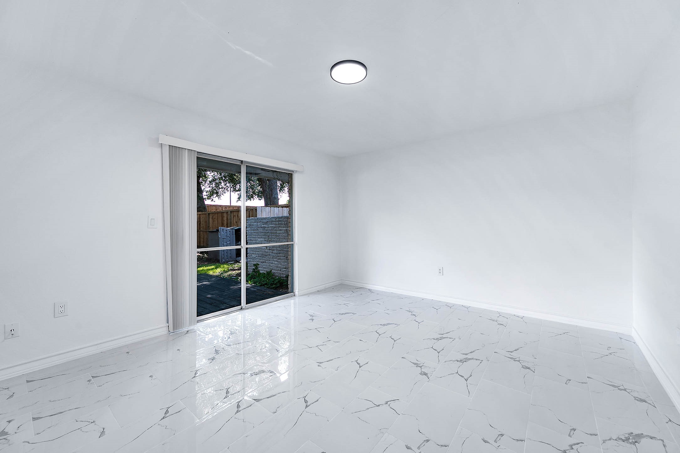 1616 Redway Lane Houston, TX 77062 - Photo 21 of 48 an empty room with window