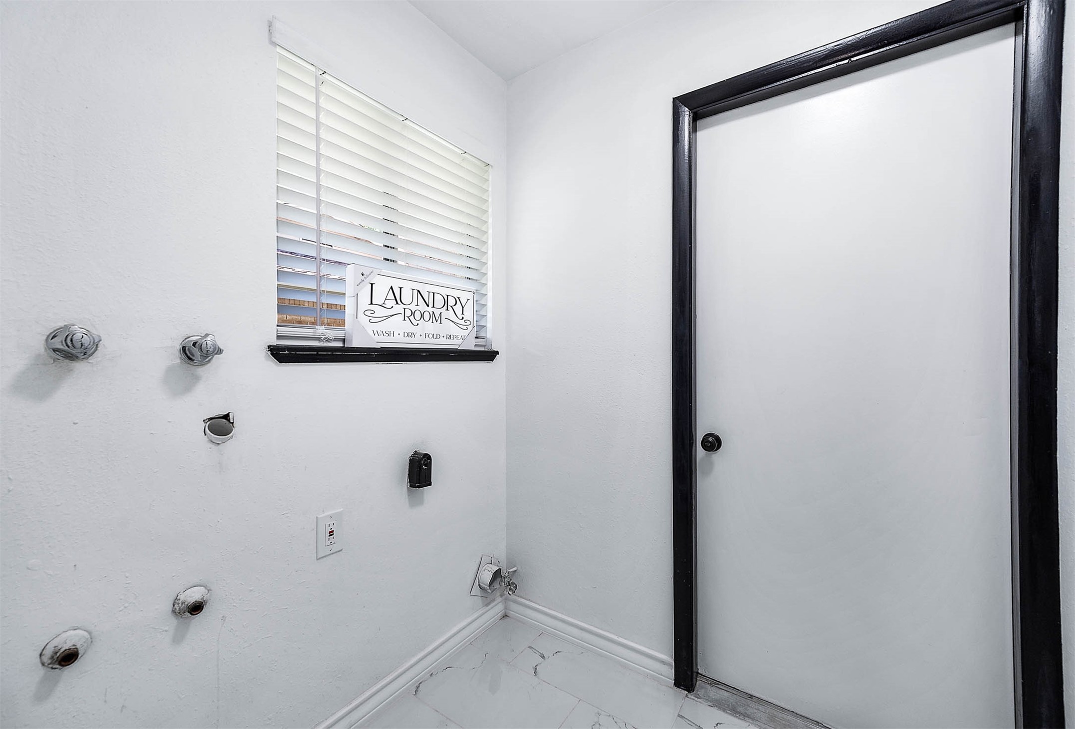 1616 Redway Lane Houston, TX 77062 - Photo 24 of 48 a bathroom with a shower and a window