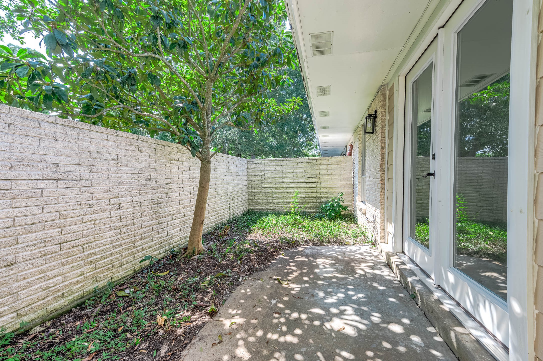 1616 Redway Lane Houston, TX 77062 - Photo 28 of 48 a backyard of a house with lots of green space