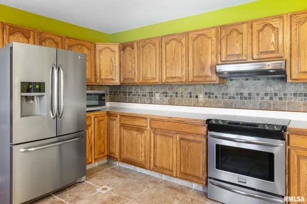 $380,000 | 18119 Highway 37, Johnston City, IL 62951