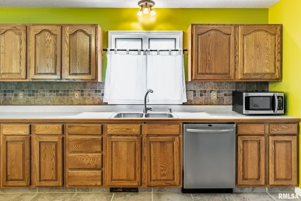 $380,000 | 18119 Highway 37, Johnston City, IL 62951