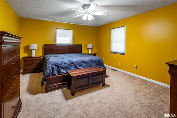 $380,000 | 18119 Highway 37, Johnston City, IL 62951
