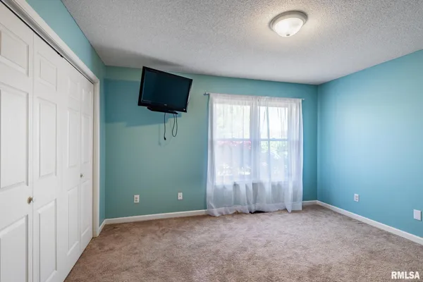 $380,000 | 18119 Highway 37, Johnston City, IL 62951