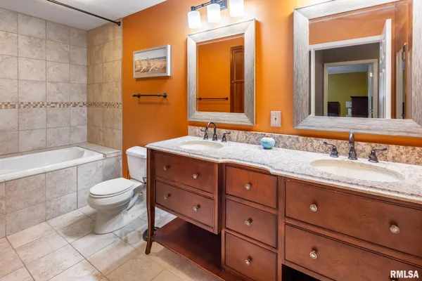 $380,000 | 18119 Highway 37, Johnston City, IL 62951