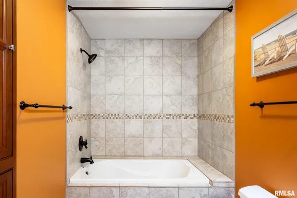 $380,000 | 18119 Highway 37, Johnston City, IL 62951