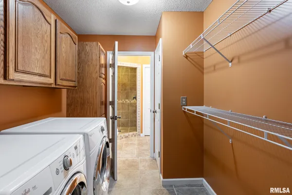 $380,000 | 18119 Highway 37, Johnston City, IL 62951