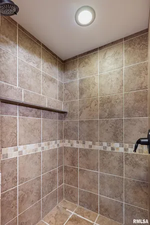 $380,000 | 18119 Highway 37, Johnston City, IL 62951