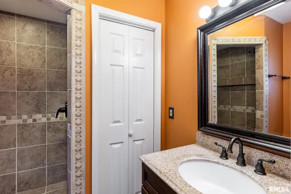 $380,000 | 18119 Highway 37, Johnston City, IL 62951