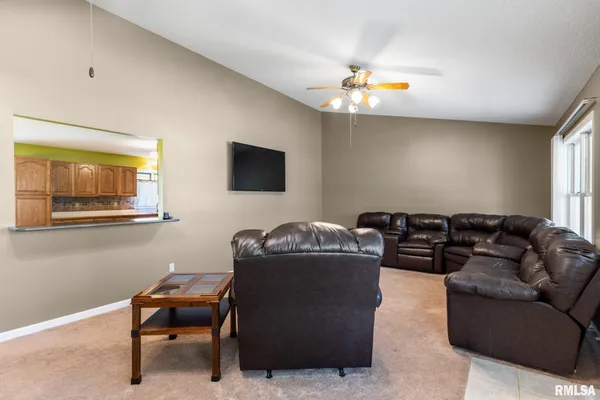 $380,000 | 18119 Highway 37, Johnston City, IL 62951