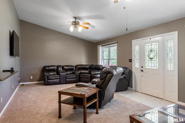 $380,000 | 18119 Highway 37, Johnston City, IL 62951