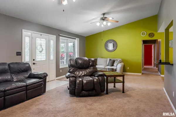 $380,000 | 18119 Highway 37, Johnston City, IL 62951