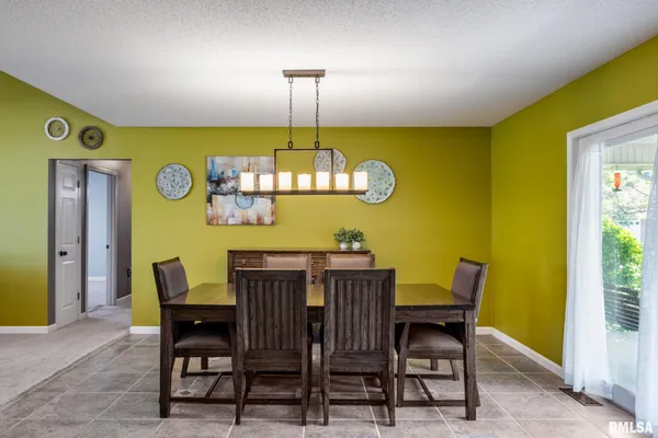 $380,000 | 18119 Highway 37, Johnston City, IL 62951