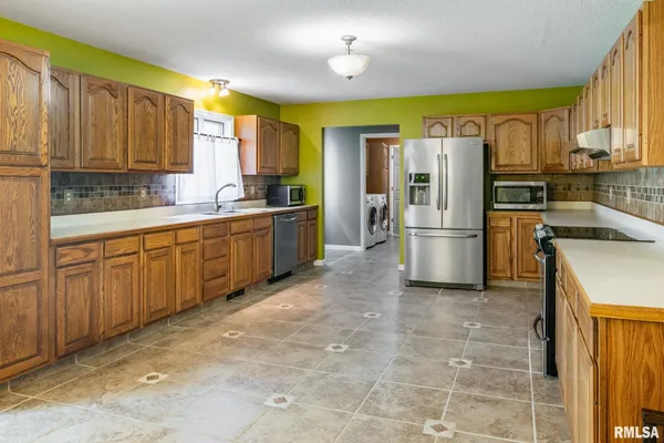 $380,000 | 18119 Highway 37, Johnston City, IL 62951