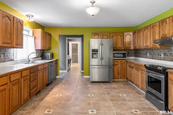 $380,000 | 18119 Highway 37, Johnston City, IL 62951