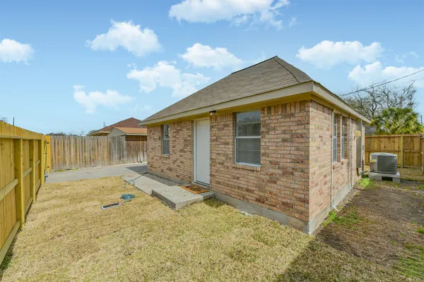 $1,300 | 102 1/2 Avenue D, South Houston, TX 77587