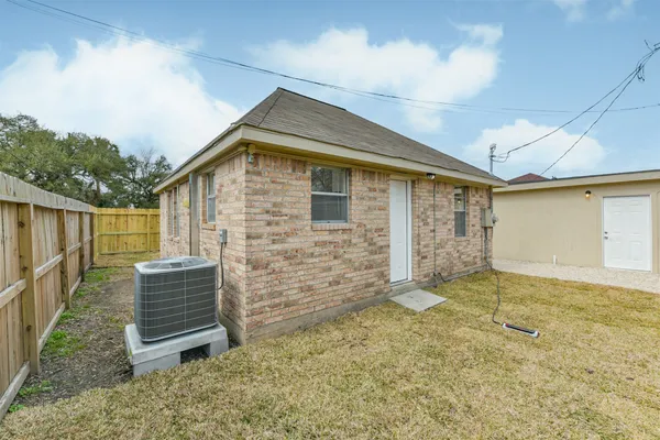 $1,300 | 102 1/2 Avenue D, South Houston, TX 77587