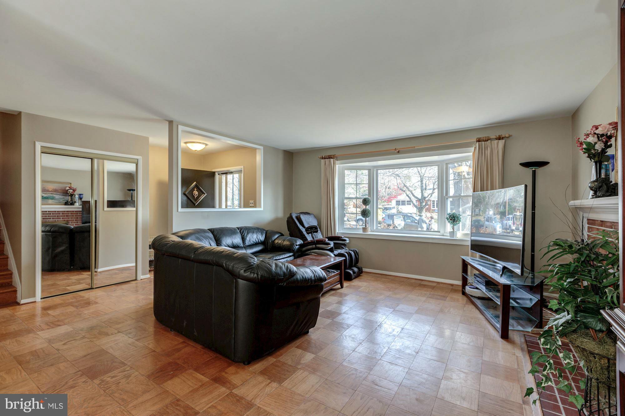 5501 Moultrie Road Springfield, VA 22151 - Photo 10 of 30 Living Room