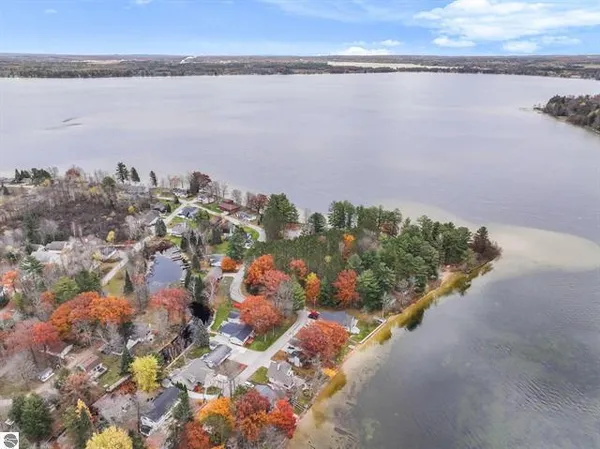 $320,000 | 224 West Lake Drive, Cadillac, MI 49601