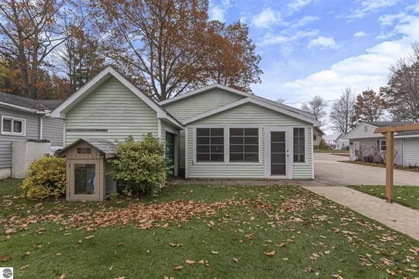 $320,000 | 224 West Lake Drive, Cadillac, MI 49601