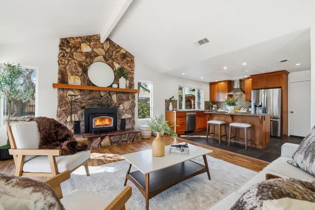 a view of empty room with window