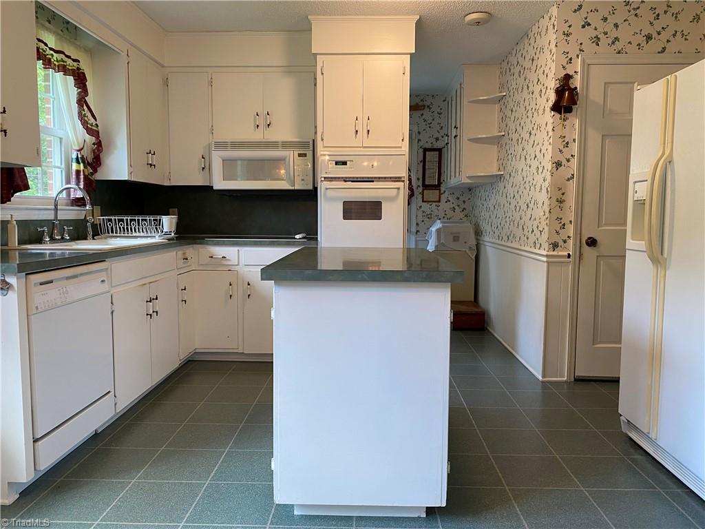 438 Edwards Cedar Lane Road Elkin, NC 28621 - Photo 24 of 42 Kitchen