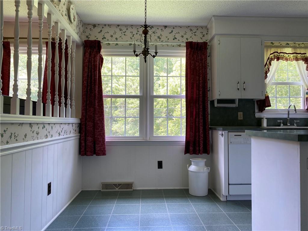 438 Edwards Cedar Lane Road Elkin, NC 28621 - Photo 26 of 42 Dining Area