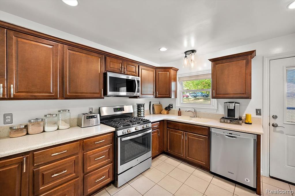 2262 Hammerslea Road Lake Orion, MI 48359 - Photo 14 of 47 Gallery Image 14