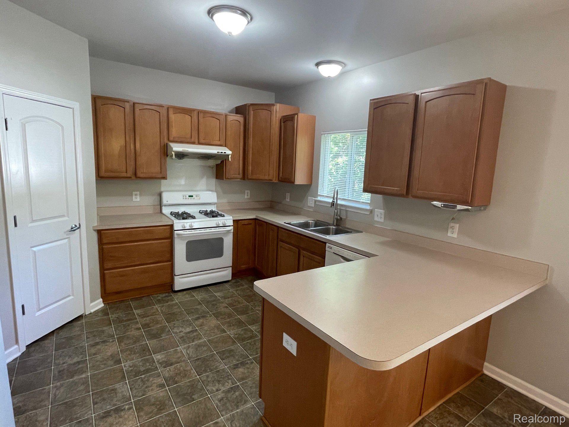 2720 Eastern Avenue Rochester, MI 48307 - Photo 11 of 26