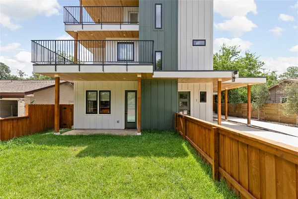 a view of a house with backyard and porch