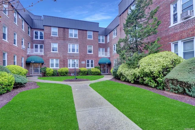 $295,000 | 185 Atlantic Avenue, Unit C3, Lynbrook, NY 11563