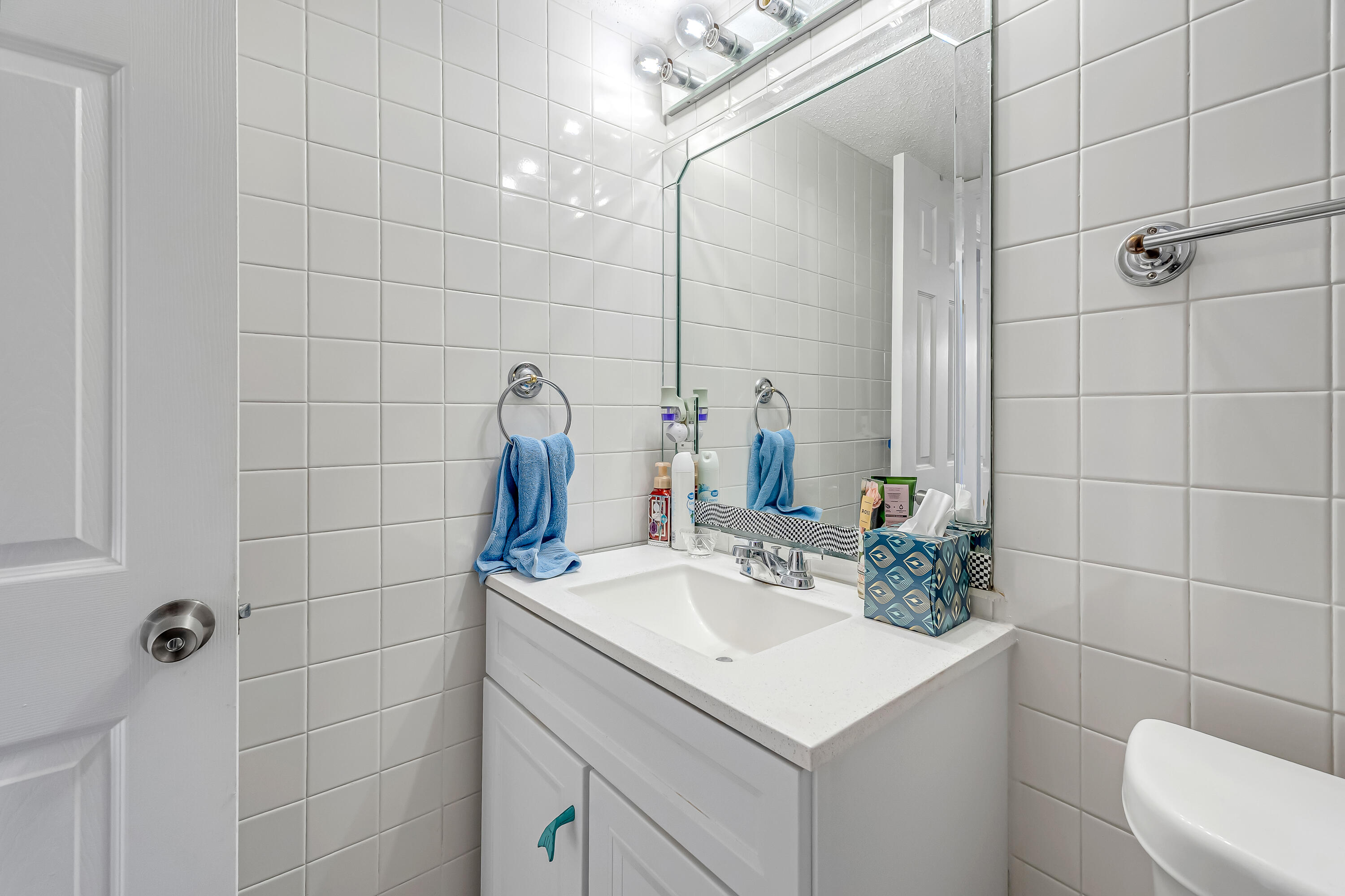 101 Old Ferry Road, Unit 20B Shalimar, FL 32579 - Photo 21 of 30 a bathroom with a sink toilet and shower