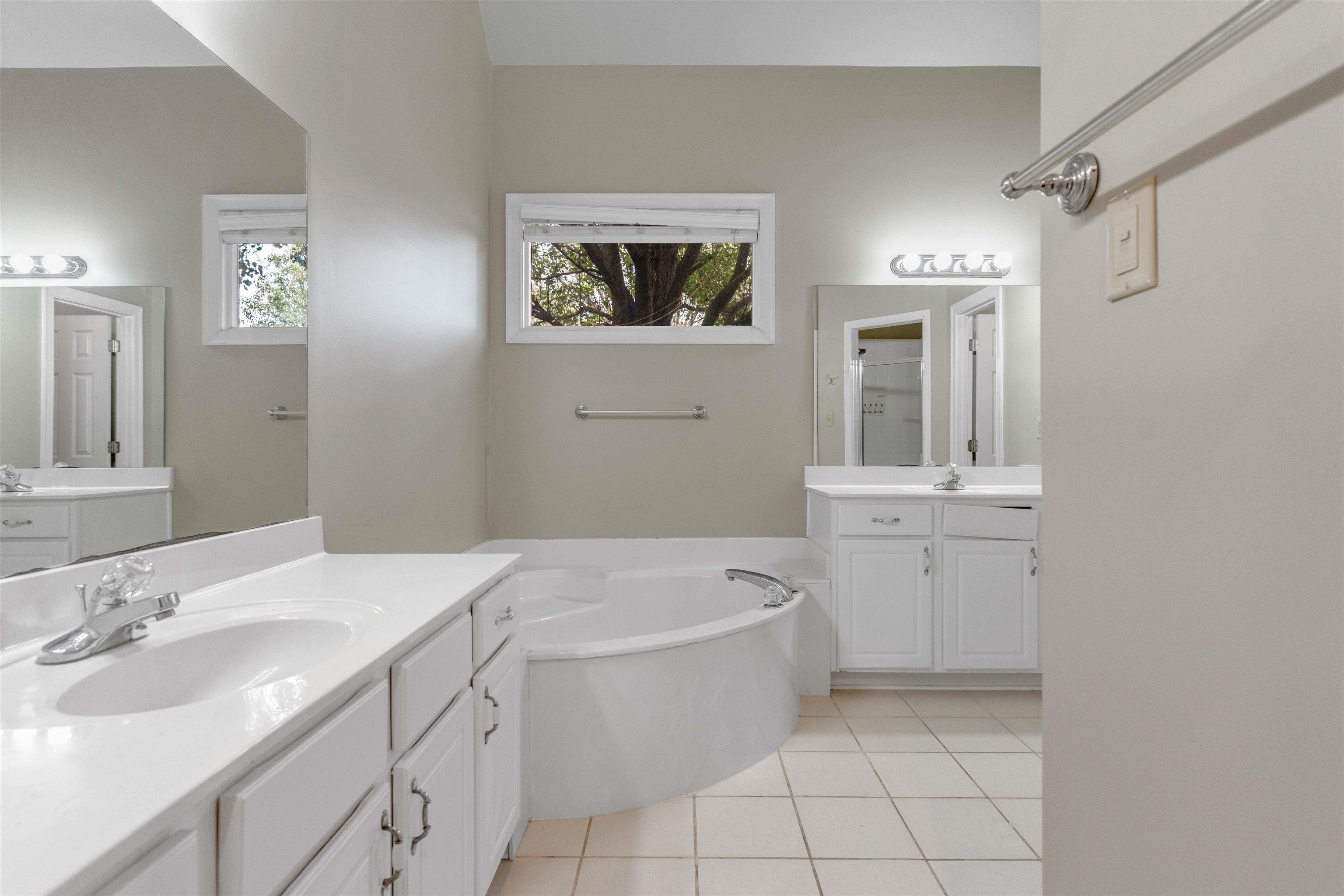 1335 Riding Brook Drive Collierville, TN 38017 - Photo 13 of 32 a bathroom with a tub sink and mirror