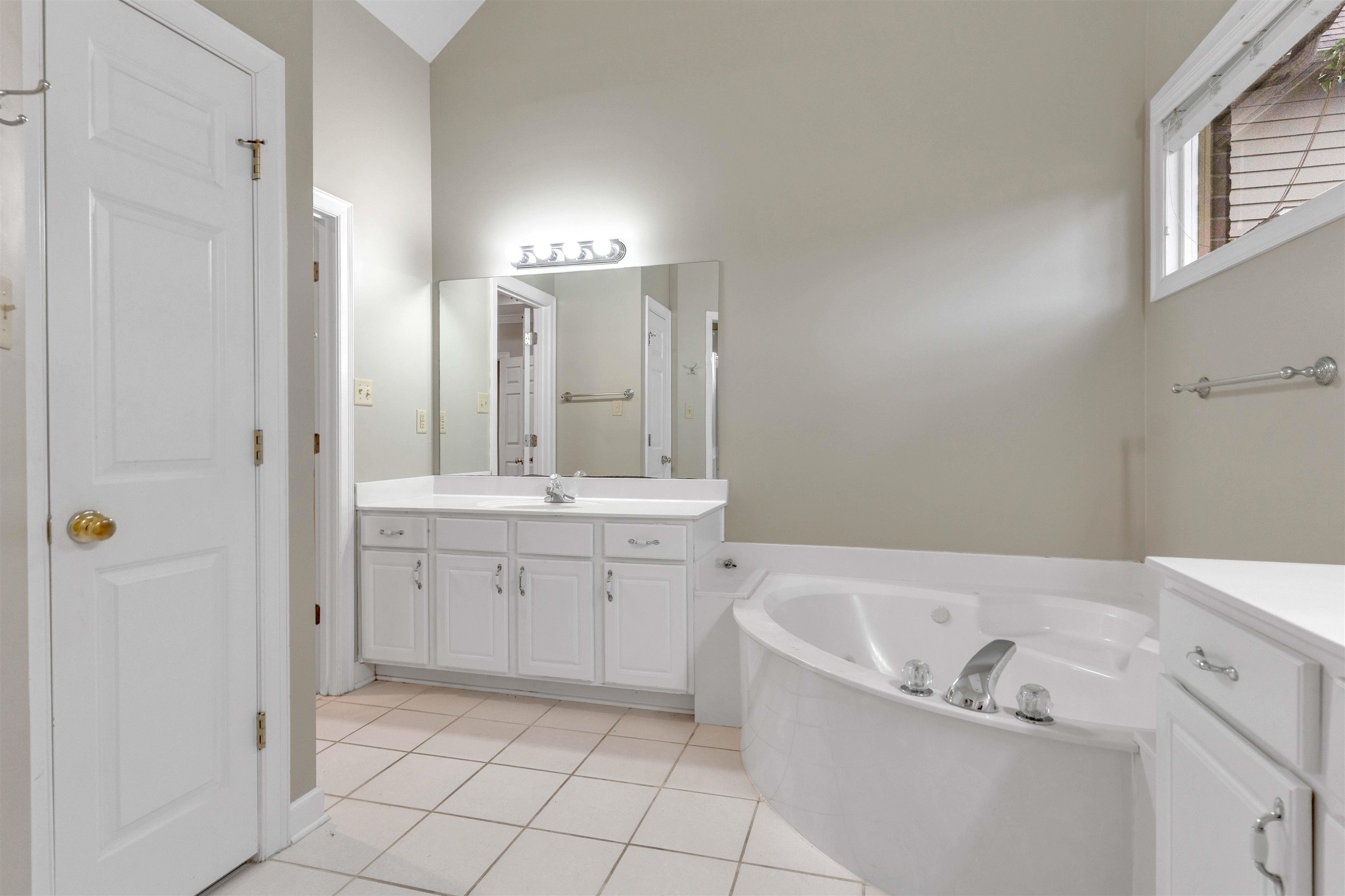 1335 Riding Brook Drive Collierville, TN 38017 - Photo 14 of 32 a bathroom with a tub sink and mirror