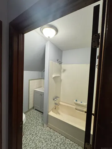 $1,150 | 1759 Dixwell Avenue, Unit 3, Hamden, CT 06514