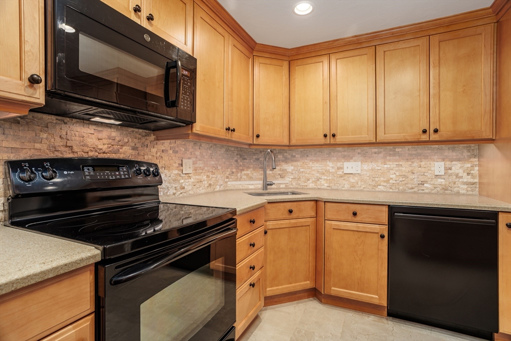212 Ridgefield Circle, Unit 212B Clinton, MA 01510 - Photo 3 of 42