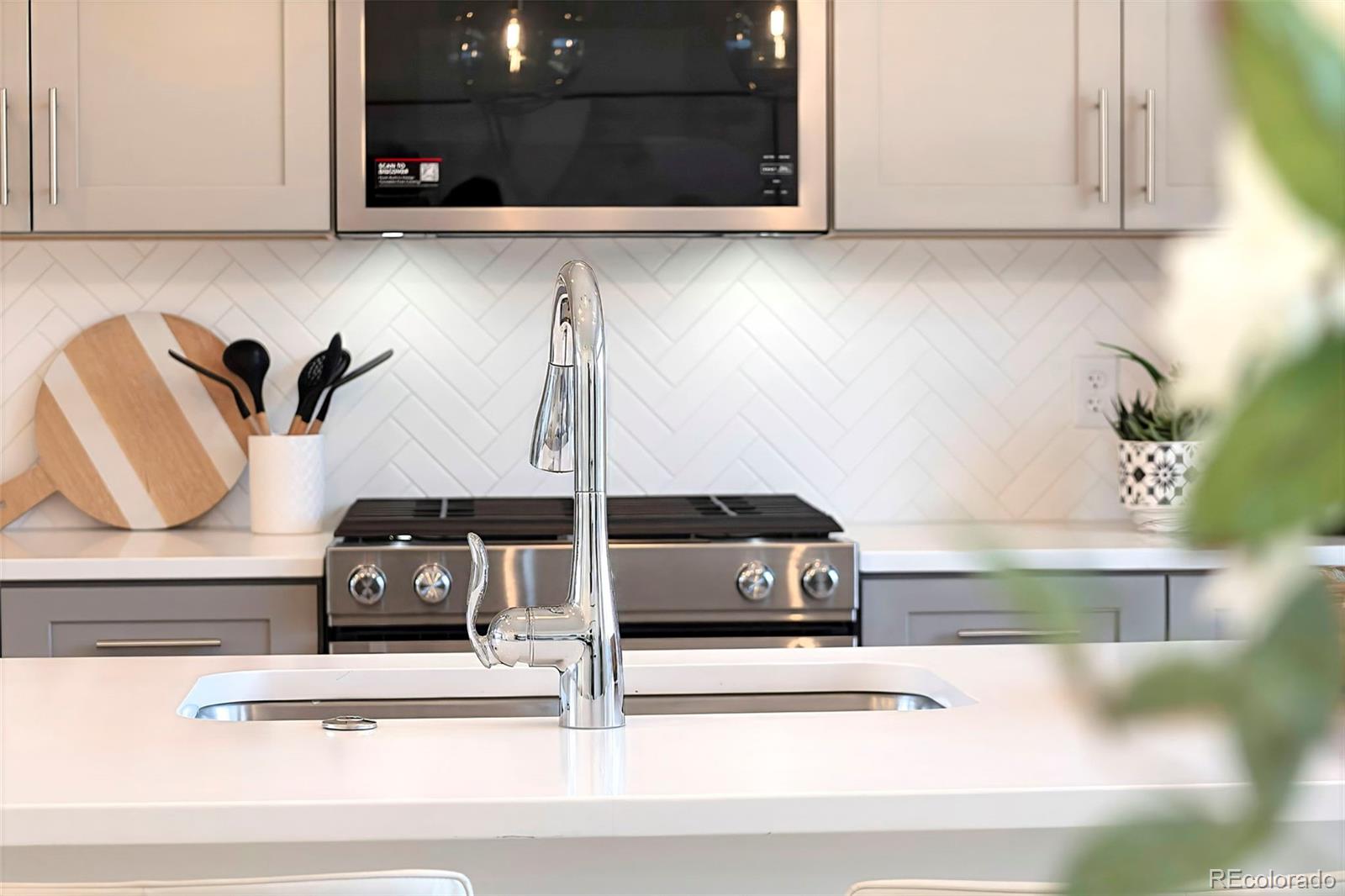 22 Oneida Court Denver, CO 80230 - Photo 5 of 44 a living room with furniture