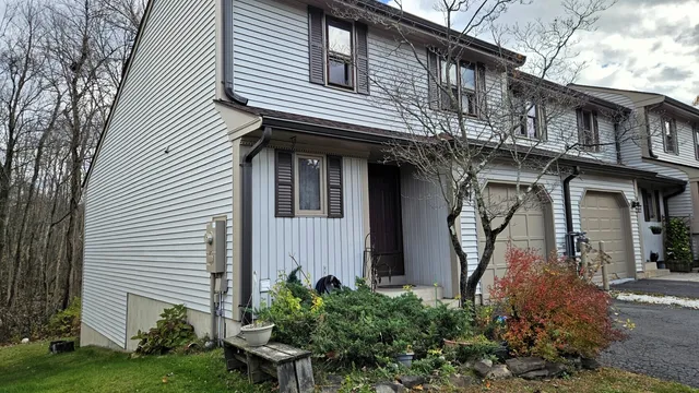 $289,000 | 9 Tanner Crossing, Unit 9, Wethersfield, CT 06109