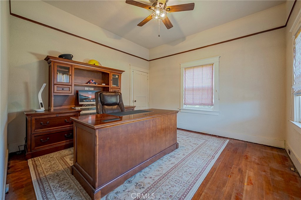 14625 Le Grand Road Le Grand, CA 95333 - Photo 38 of 60 a living room with furniture