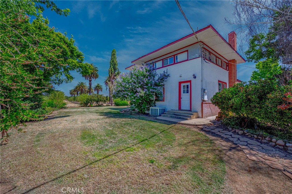14625 Le Grand Road Le Grand, CA 95333 - Photo 4 of 60 a view of a house with a yard and tree s