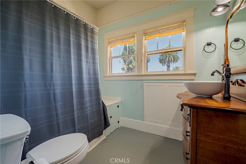 14625 Le Grand Road Le Grand, CA 95333 - Photo 43 of 60 a bathroom with a toilet a sink and a window