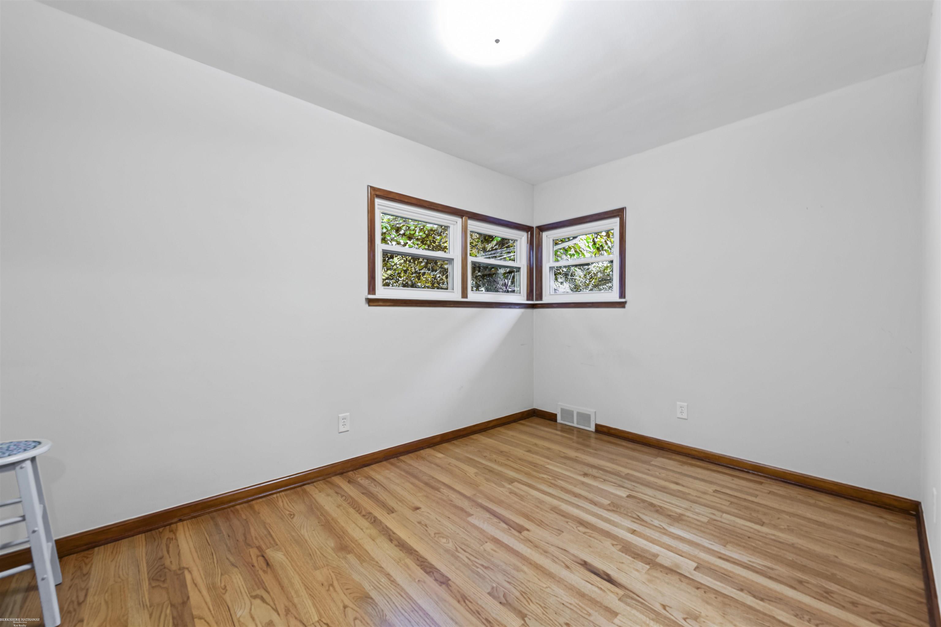 2147 Roslyn Road Grosse Pointe Woods, MI 48236 - Photo 15 of 32