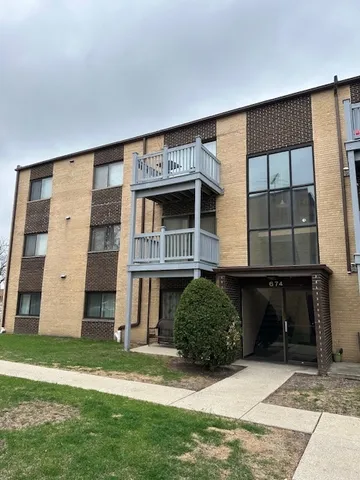 $169,000 | 674 Pinecrest Drive, Unit 203, Prospect Heights, IL 60070