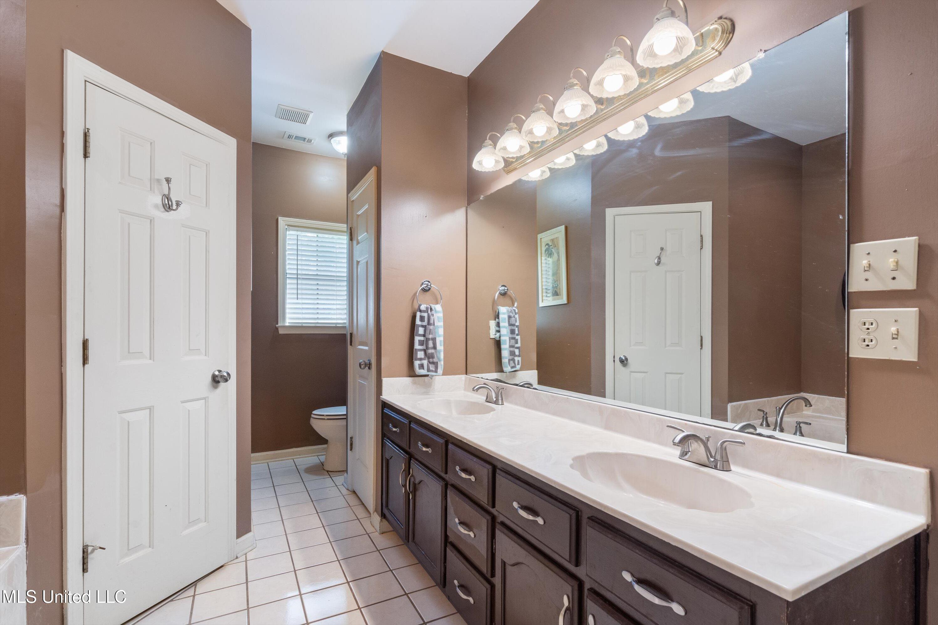 5135 Windy Ridge Drive Southaven, MS 38671 - Photo 15 of 37 Primary Bath