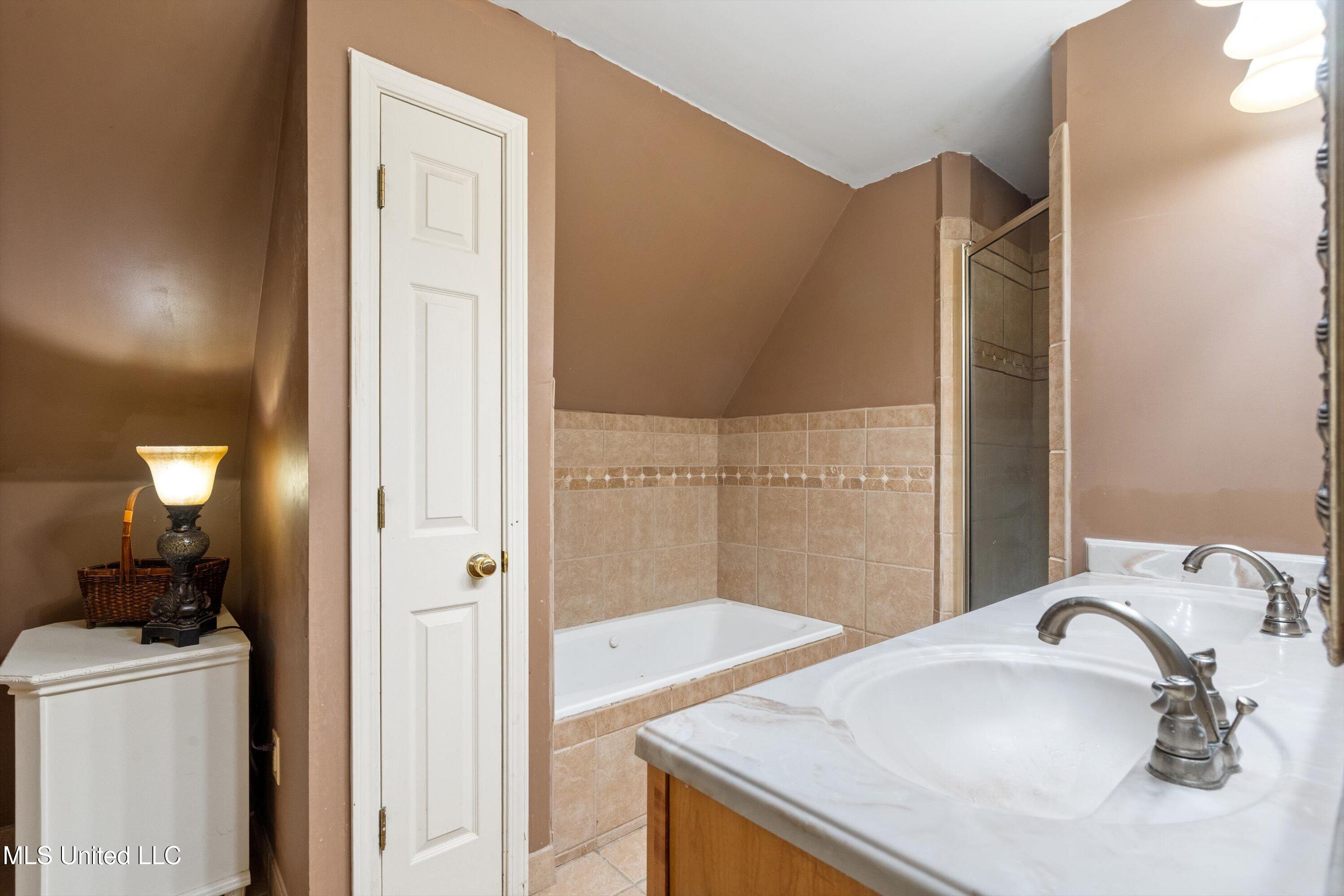 5135 Windy Ridge Drive Southaven, MS 38671 - Photo 27 of 37 Bathroom Up