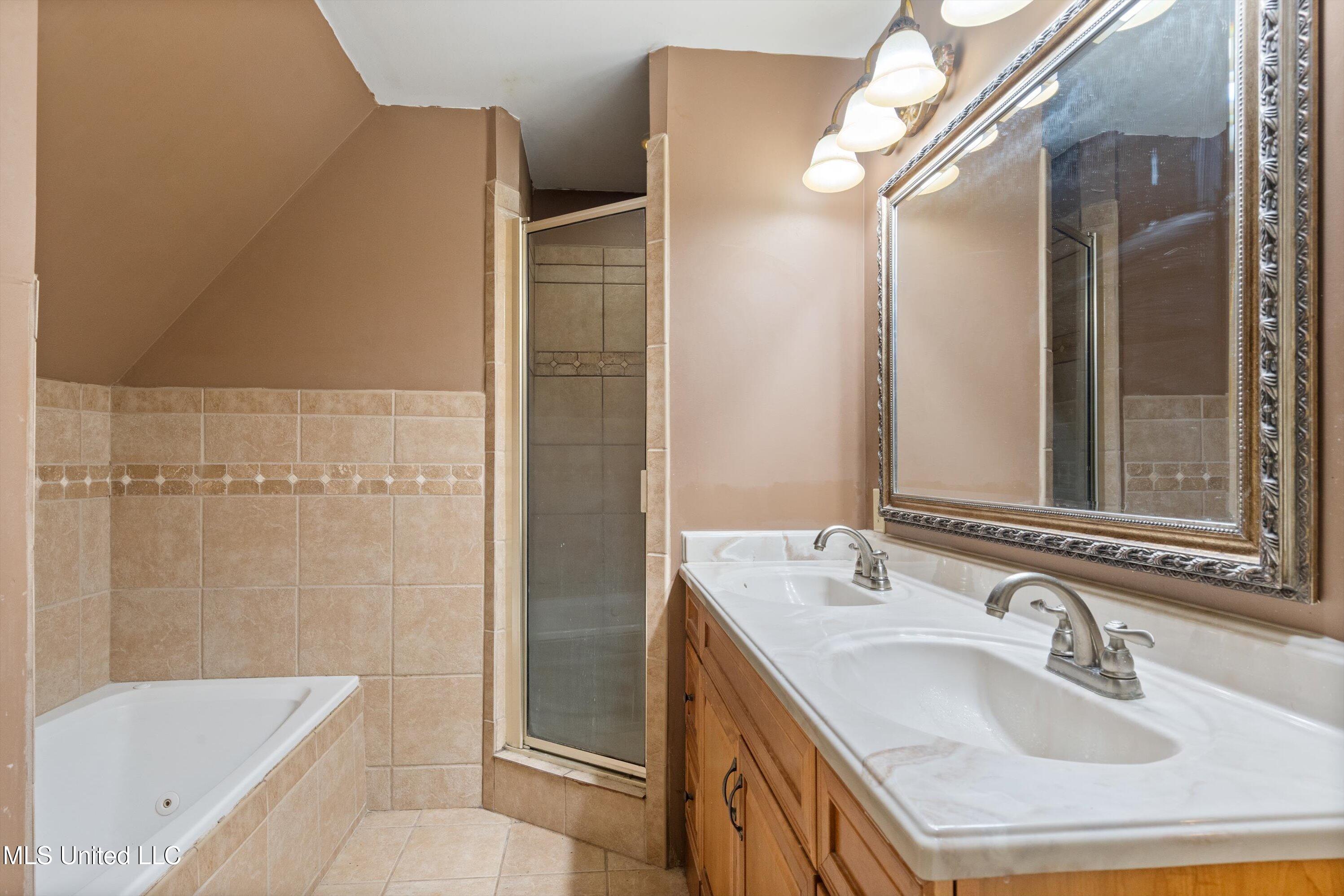 5135 Windy Ridge Drive Southaven, MS 38671 - Photo 28 of 37 Bathroom Up