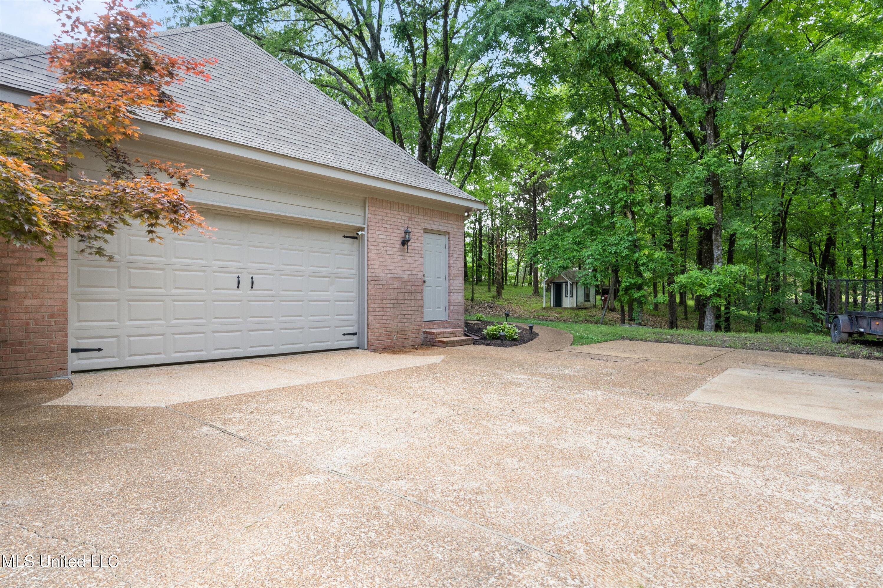 5135 Windy Ridge Drive Southaven, MS 38671 - Photo 36 of 37 Double Garage